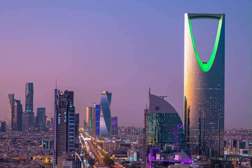شهدت العمارة المعاصرة تطورًا مذهلًا خلال السنوات الأخيرة، لم يعد يقتصر على الأبعاد الجمالية فقط، بل أصبح يشمل حلولًا ذكية تستجيب للبيئة وتتكيف مع احتياجات المستخدمين. ومن أبرز مظاهر هذا التطور هي "الواجهات المتغيرة تفاعليًا" التي باتت عنصرًا رئيسيًا في تصميم المباني الذكية والعصرية.